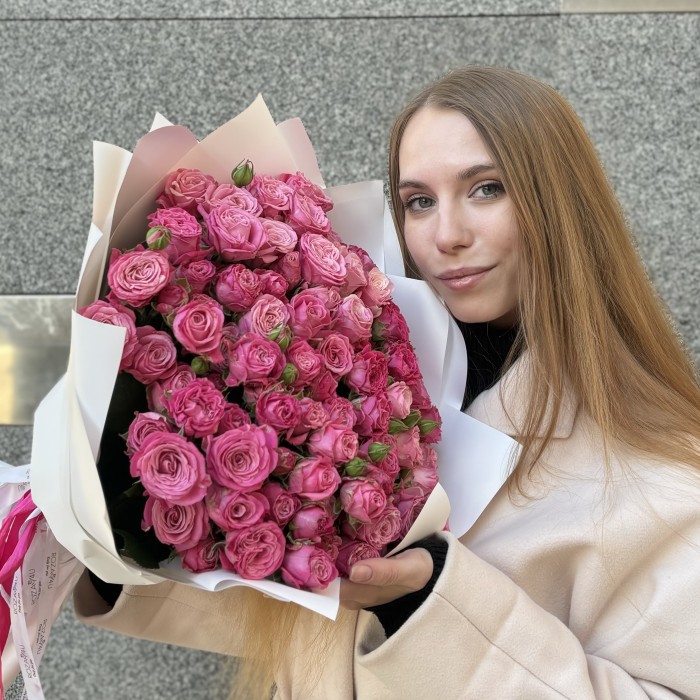 25 кустовых пионовидных роз Леди Бомбастик 50 см