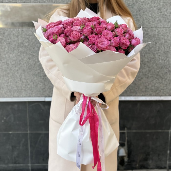 25 кустовых пионовидных роз Леди Бомбастик 60 см