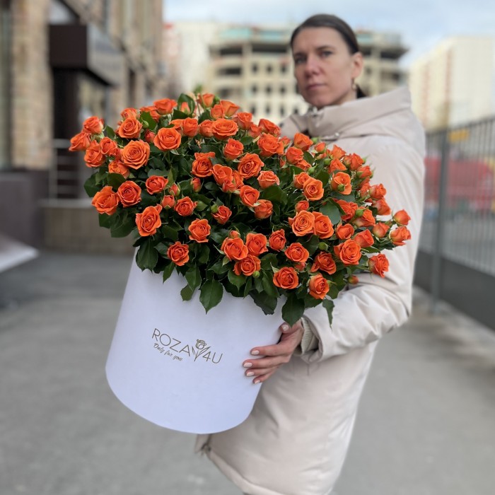 25 кустовых роз Чарминг Бейб в коробке