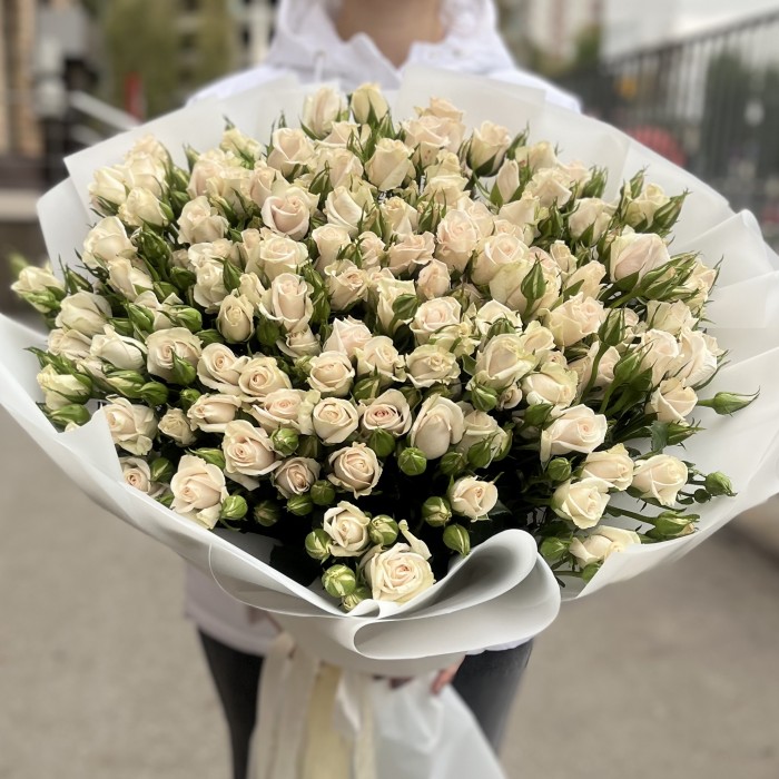 25 кустовых роз Роял Порцелина 70 см