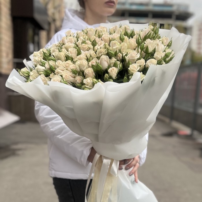 25 кустовых роз Роял Порцелина 80 см