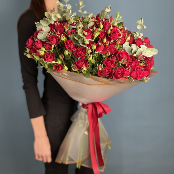 25 красных кустовых роз Рубикон 70 см с эвкалиптом