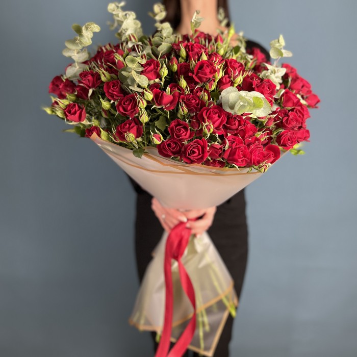 25 красных кустовых роз Рубикон 70 см с эвкалиптом