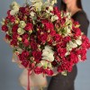 25 красных кустовых роз Рубикон 70 см с эвкалиптом