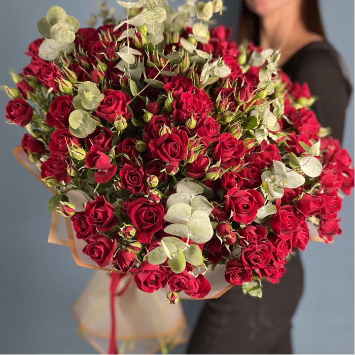 25 красных кустовых роз Рубикон 70 см с эвкалиптом