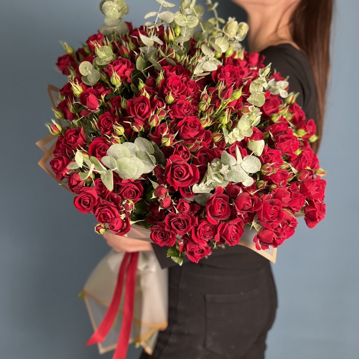 25 красных кустовых роз Рубикон 70 см с эвкалиптом