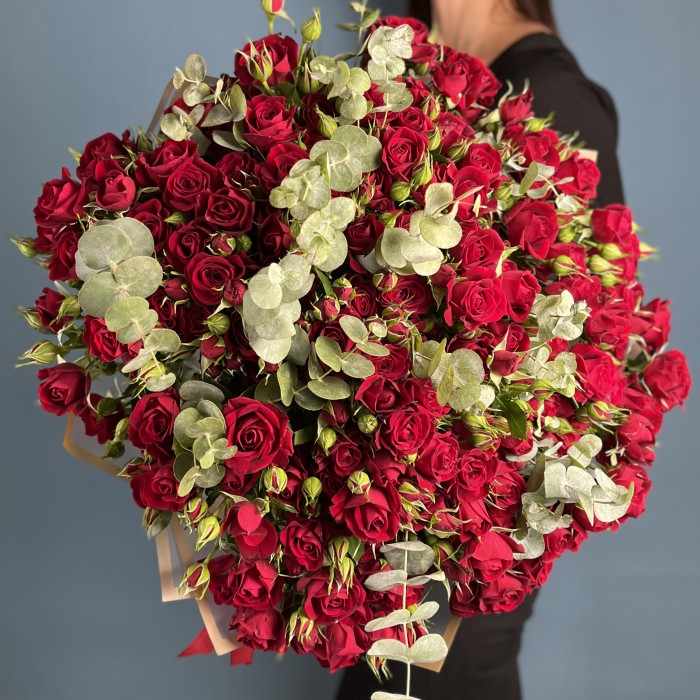 25 красных кустовых роз Рубикон 70 см с эвкалиптом