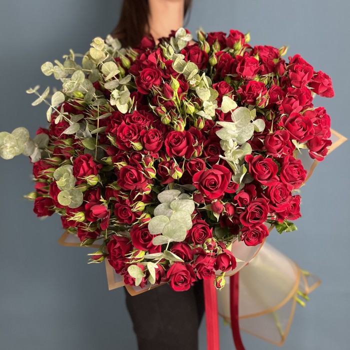 25 красных кустовых роз Рубикон 70 см с эвкалиптом