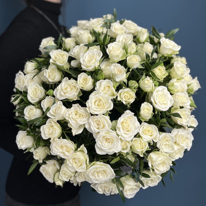 25 белых кустовых роз Сноуфлейк в коробке