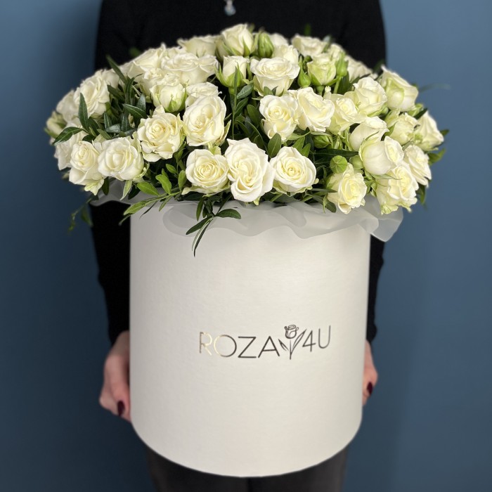 25 белых кустовых роз Сноуфлейк в коробке