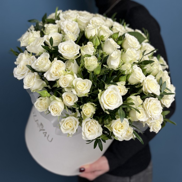 25 белых кустовых роз Сноуфлейк в коробке
