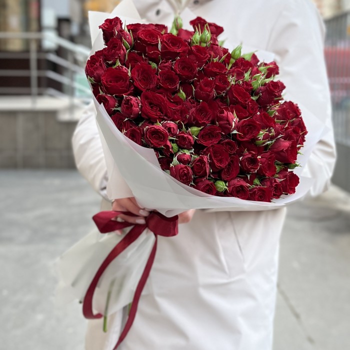 25 кустовых роз Велвет Блоссом 50 см