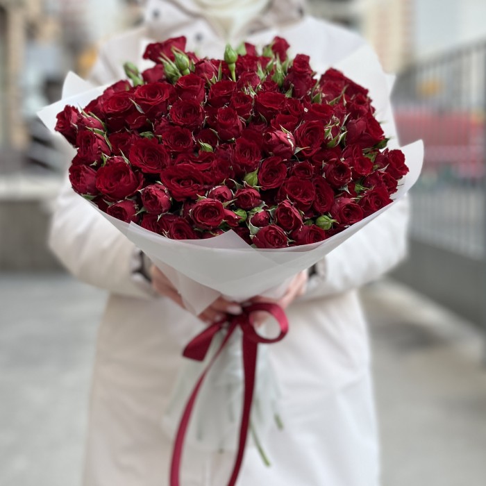 25 кустовых роз Велвет Блоссом 50 см