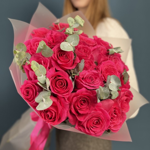 25 малиновых роз Пинк Флойд 60 см с эвкалиптом