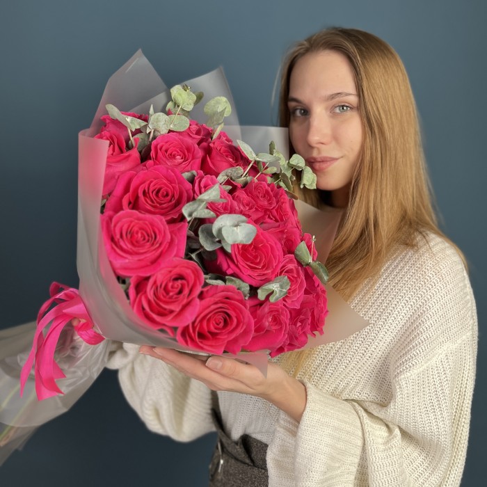 25 малиновых роз Пинк Флойд 60 см с эвкалиптом