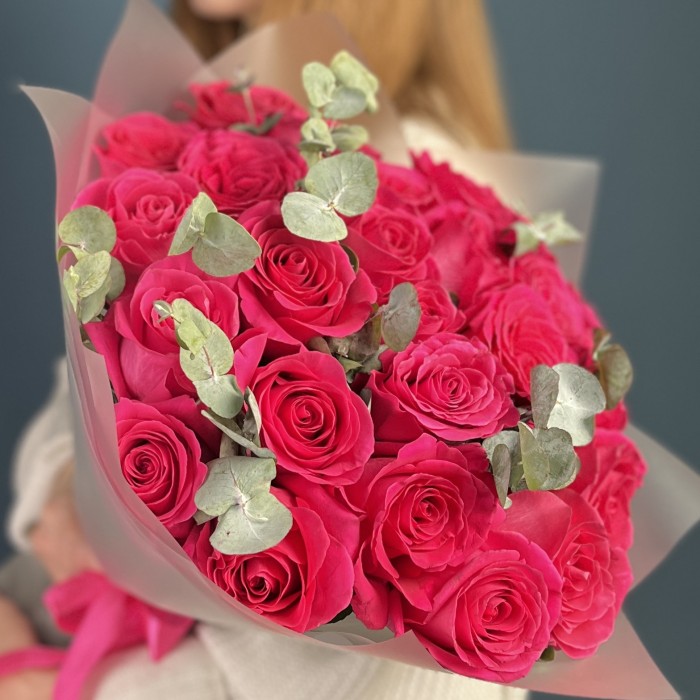25 малиновых роз Пинк Флойд 60 см с эвкалиптом