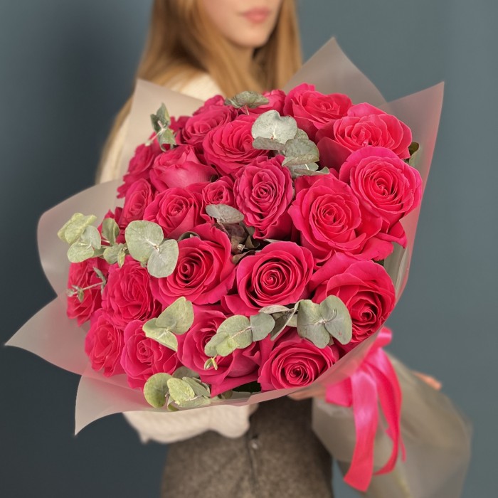 25 малиновых роз Пинк Флойд 60 см с эвкалиптом