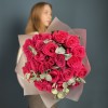 25 малиновых роз Пинк Флойд 60 см с эвкалиптом