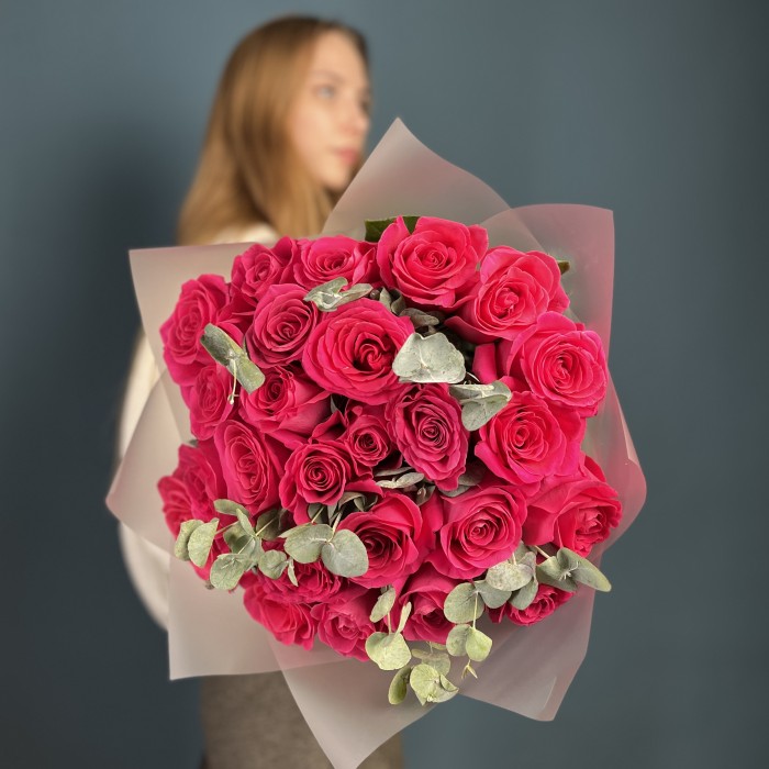 25 малиновых роз Пинк Флойд 60 см с эвкалиптом