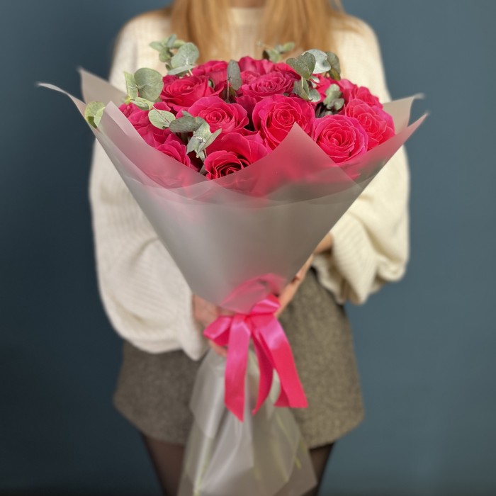 25 малиновых роз Пинк Флойд 60 см с эвкалиптом