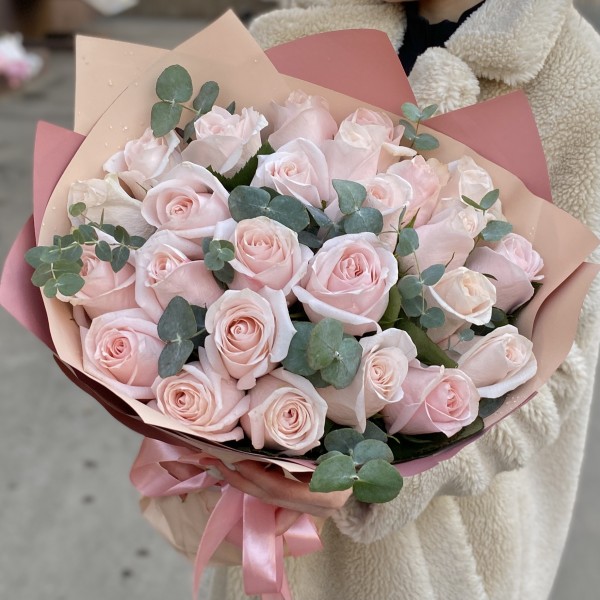 25 нежно-розовых роз Помароса с эвкалиптом
