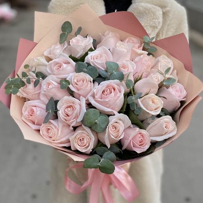 25 нежно-розовых роз Помароса с эвкалиптом
