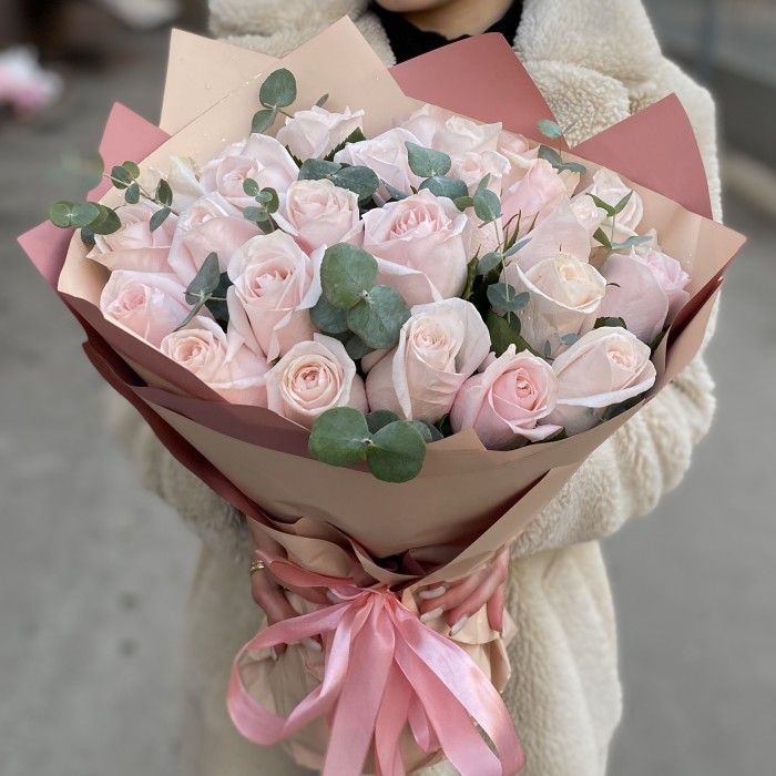 25 нежно-розовых роз Помароса с эвкалиптом