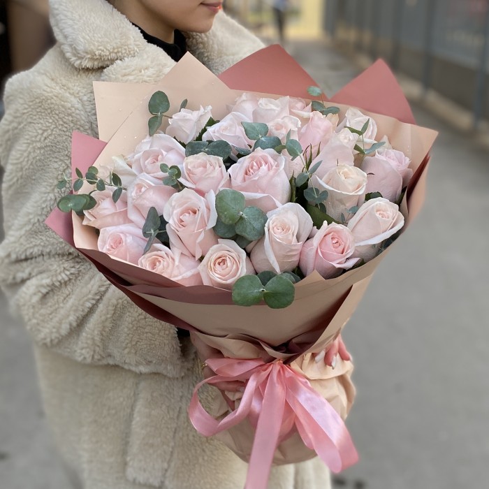 25 нежно-розовых роз Помароса с эвкалиптом