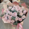25 нежно-розовых роз Помароса с эвкалиптом