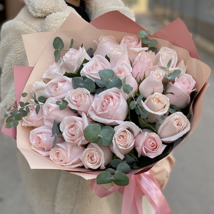 25 нежно-розовых роз Помароса с эвкалиптом