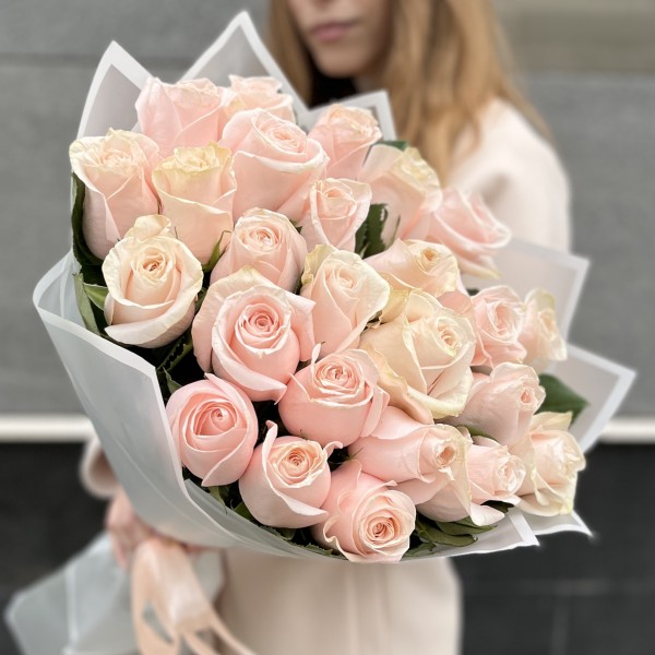 25 нежно-розовых роз Помароса в упаковке