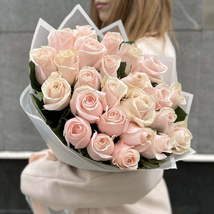25 нежно-розовых роз Помароса в упаковке