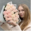 25 нежно-розовых роз Помароса в упаковке