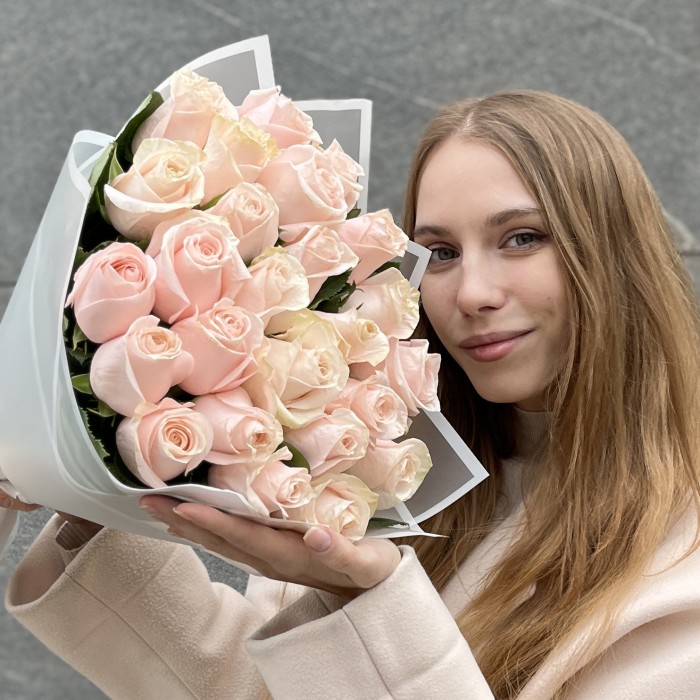 25 нежно-розовых роз Помароса в упаковке
