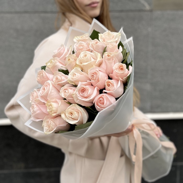 25 нежно-розовых роз Помароса в упаковке