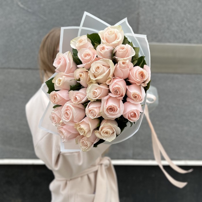 25 нежно-розовых роз Помароса в упаковке
