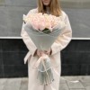25 нежно-розовых роз Помароса в упаковке