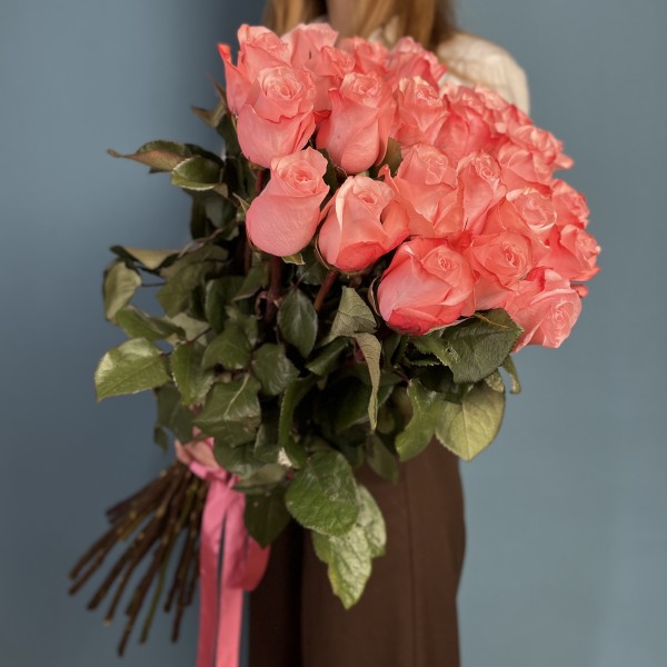 25 нежных розовых роз Би Свит 70 см