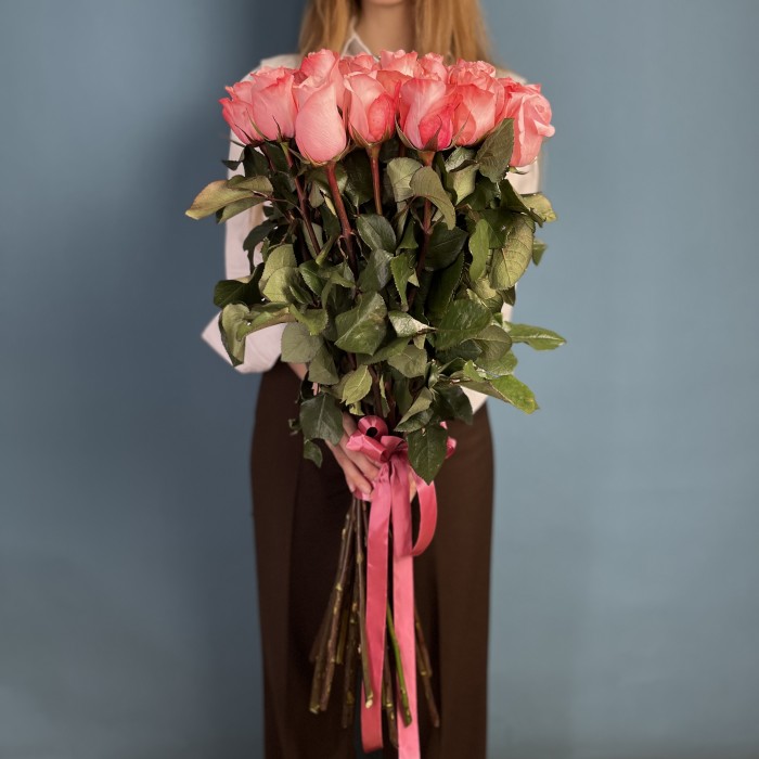 25 нежных розовых роз Би Свит 70 см