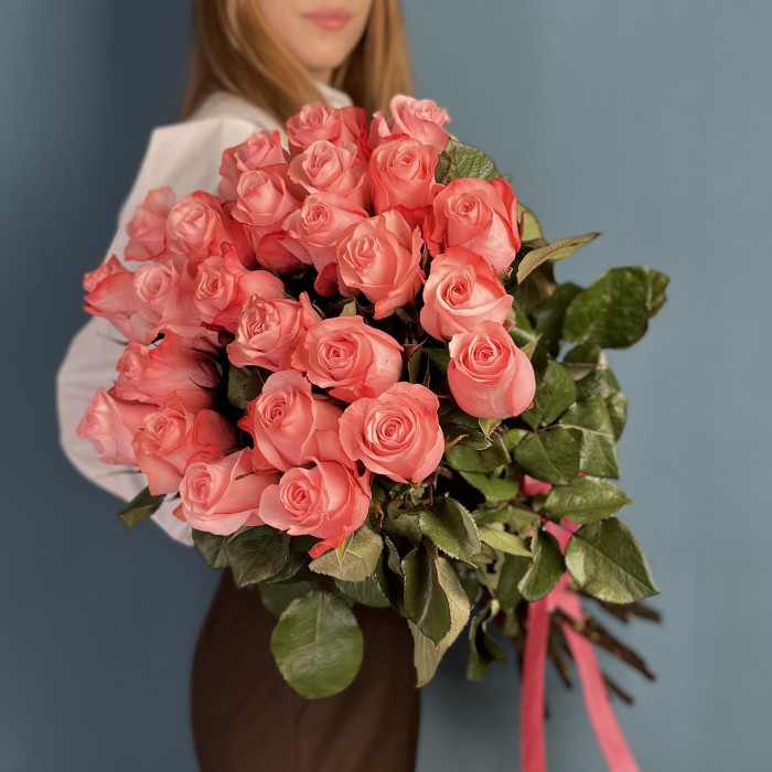 25 нежных розовых роз Би Свит 70 см