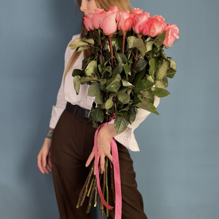 25 нежных розовых роз Би Свит 70 см