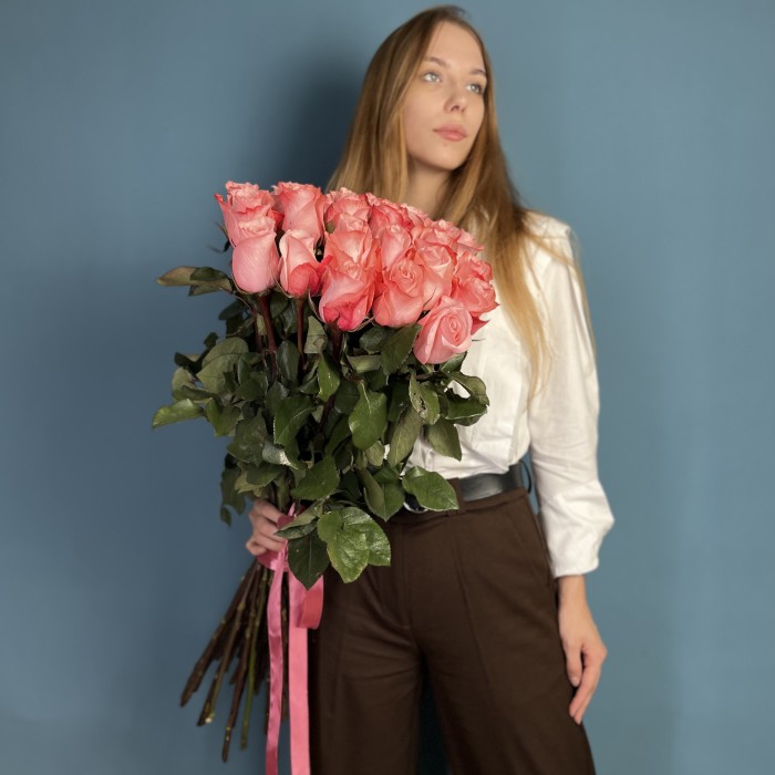 25 нежных розовых роз Би Свит 70 см