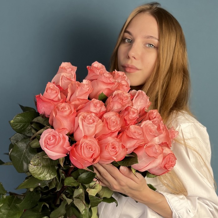 25 нежных розовых роз Би Свит 70 см