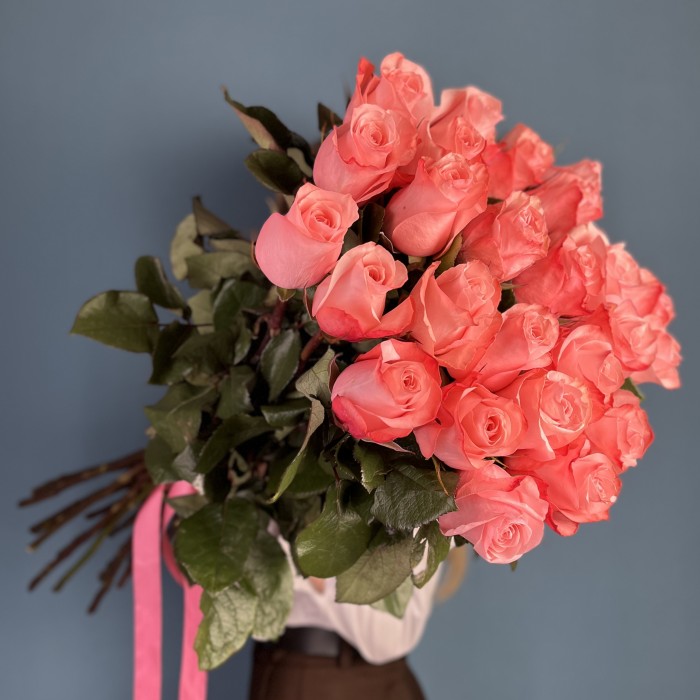 25 нежных розовых роз Би Свит 70 см