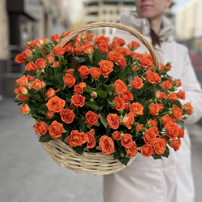25 оранжевых кустовых роз Чарминг Бейб в корзине