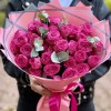 11 пионовидных кустовых роз Классик Сенсейшн 60 см с эвкалиптом