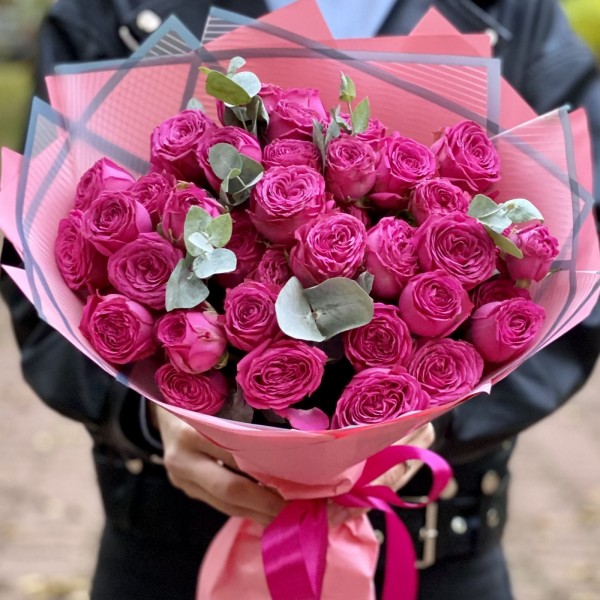 11 пионовидных кустовых роз с эвкалиптом