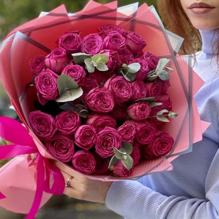 11 пионовидных кустовых роз с эвкалиптом