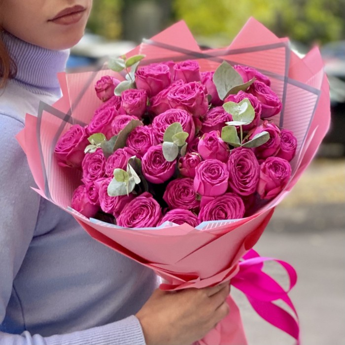 11 пионовидных кустовых роз с эвкалиптом