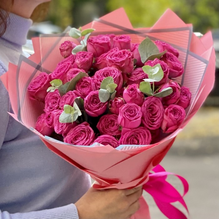 11 пионовидных кустовых роз с эвкалиптом